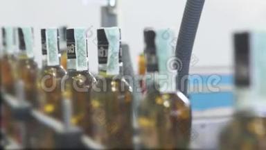 酒精饮料生产和装瓶生产线。 生产酒类的工厂